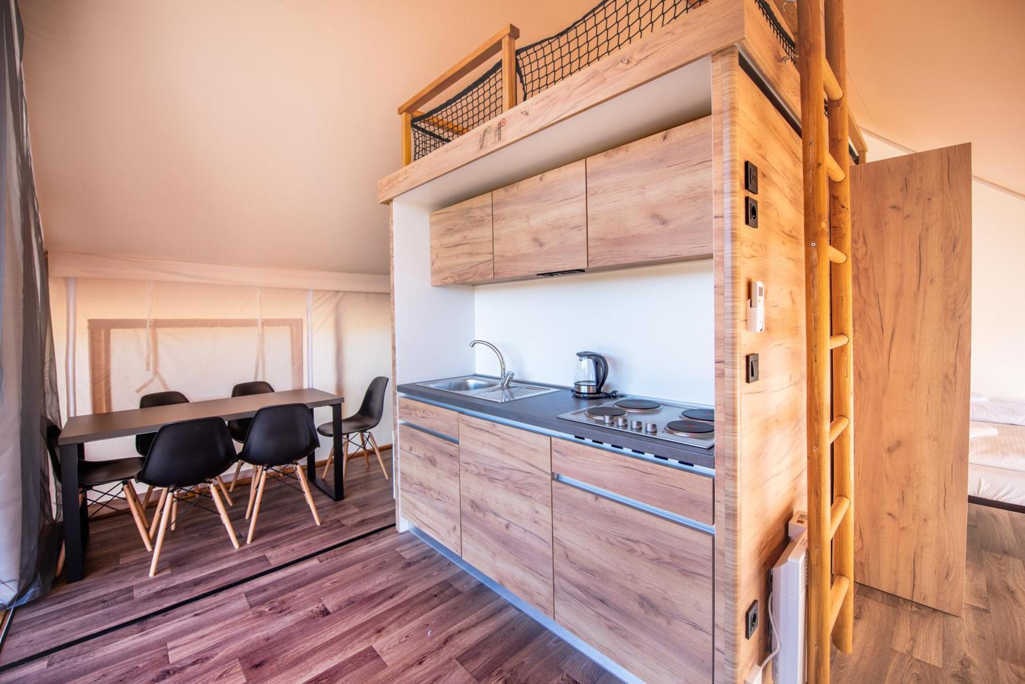 Forrest Glamping Hotel บันสกา ชีอาว์นีซา ภายนอก รูปภาพ