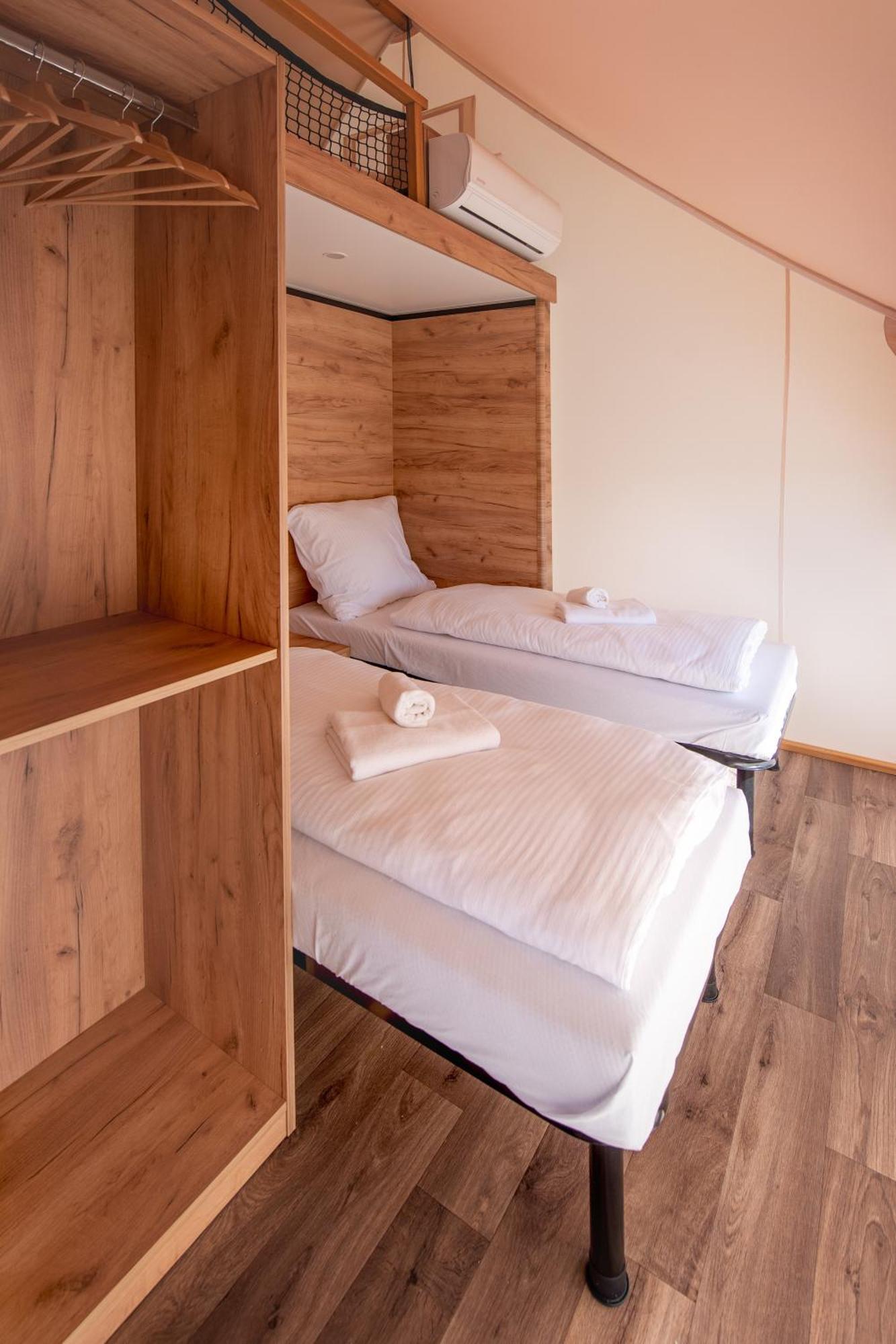 Forrest Glamping Hotel บันสกา ชีอาว์นีซา ภายนอก รูปภาพ