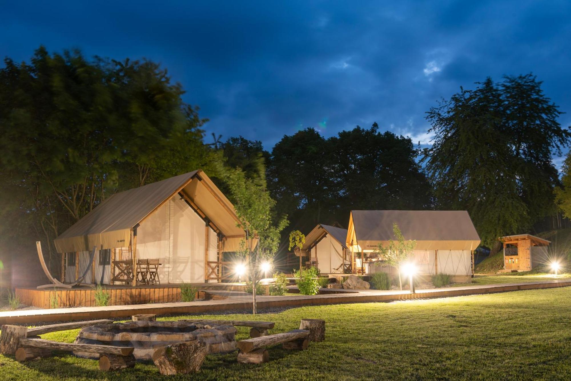 Forrest Glamping Hotel บันสกา ชีอาว์นีซา ภายนอก รูปภาพ