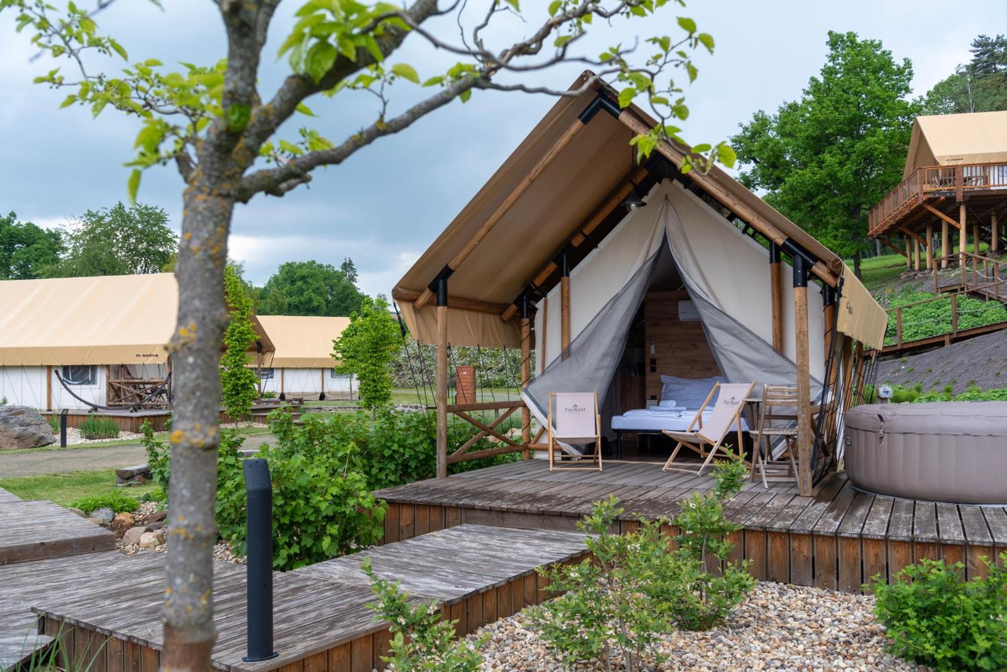 Forrest Glamping Hotel บันสกา ชีอาว์นีซา ภายนอก รูปภาพ