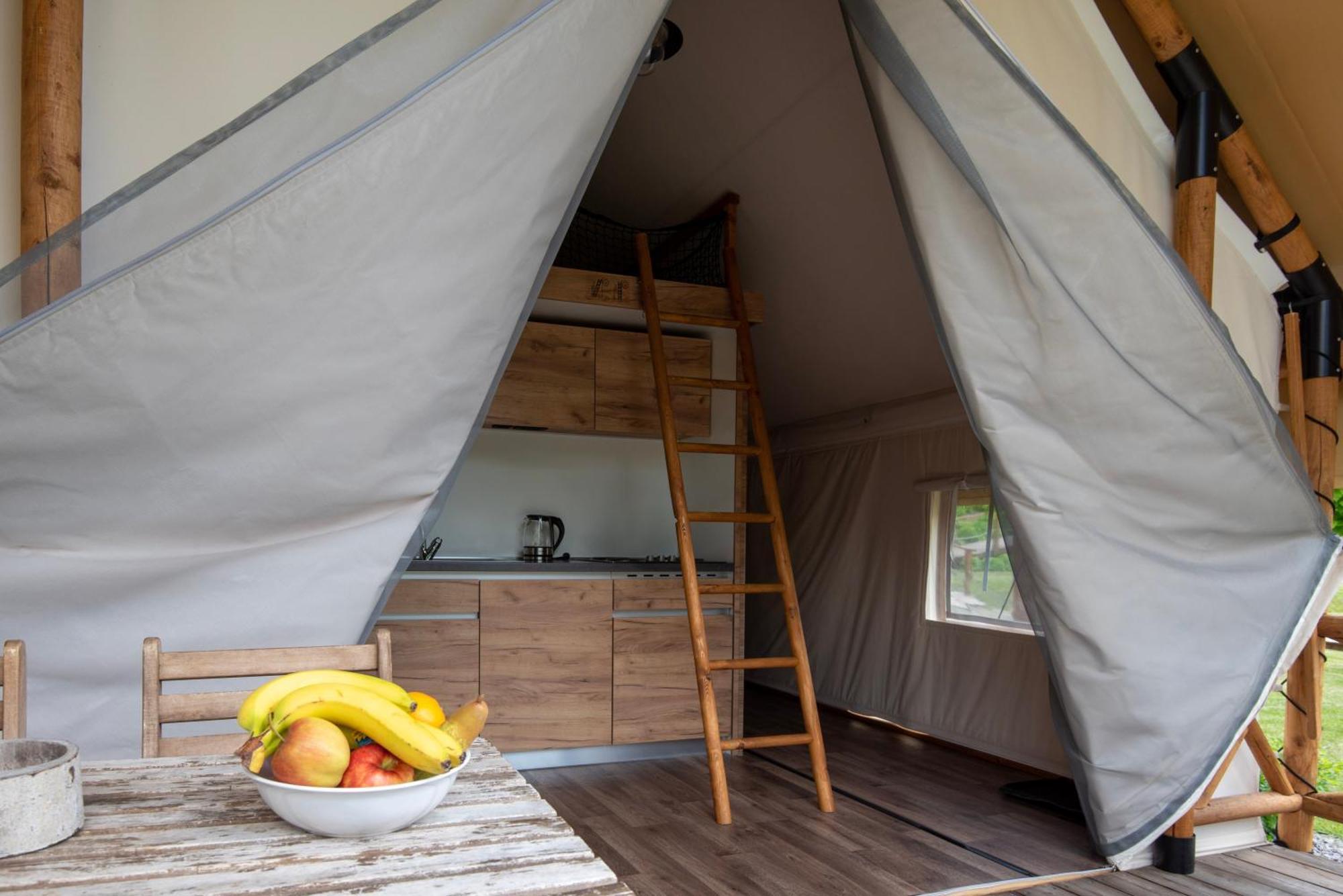 Forrest Glamping Hotel บันสกา ชีอาว์นีซา ภายนอก รูปภาพ