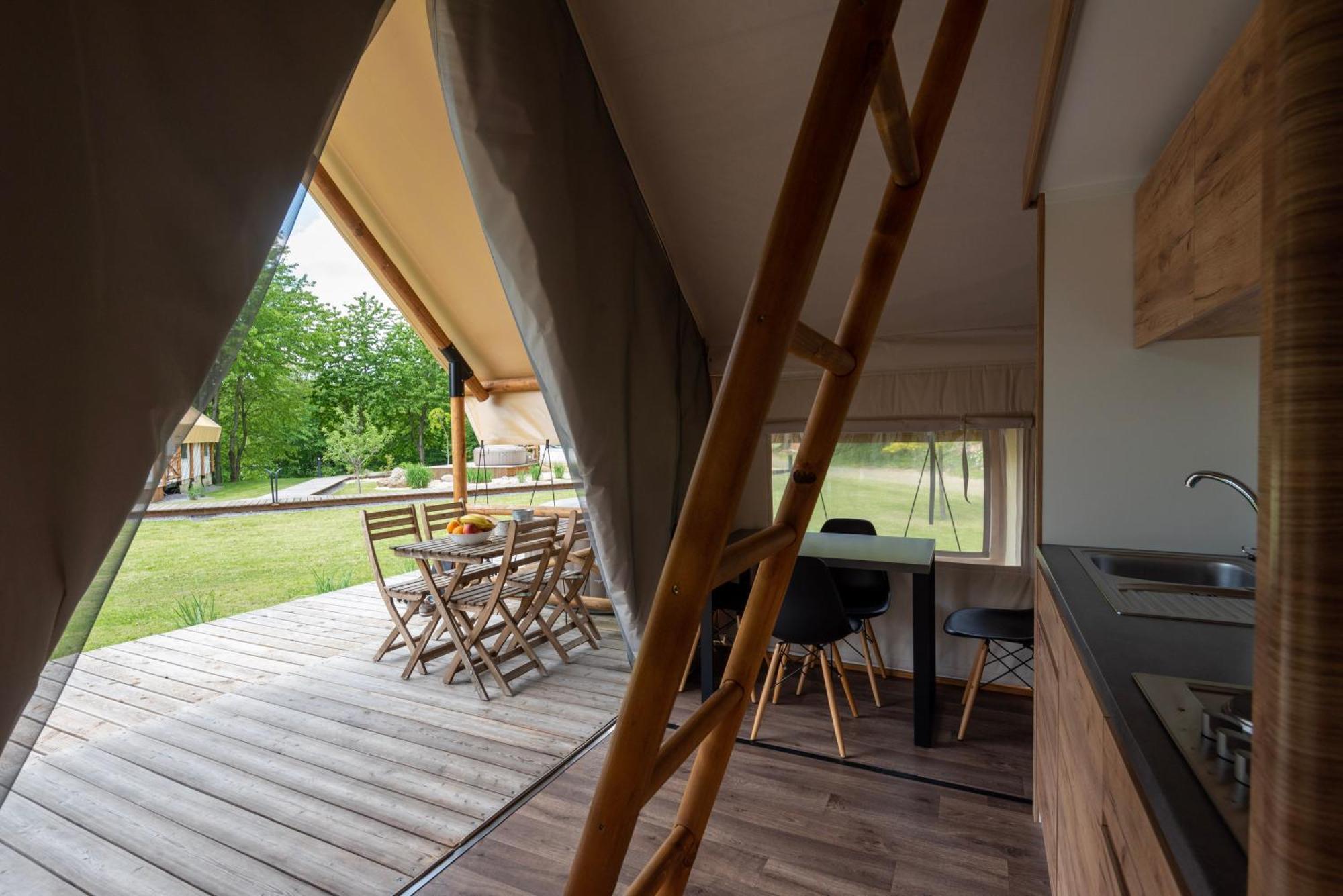 Forrest Glamping Hotel บันสกา ชีอาว์นีซา ภายนอก รูปภาพ