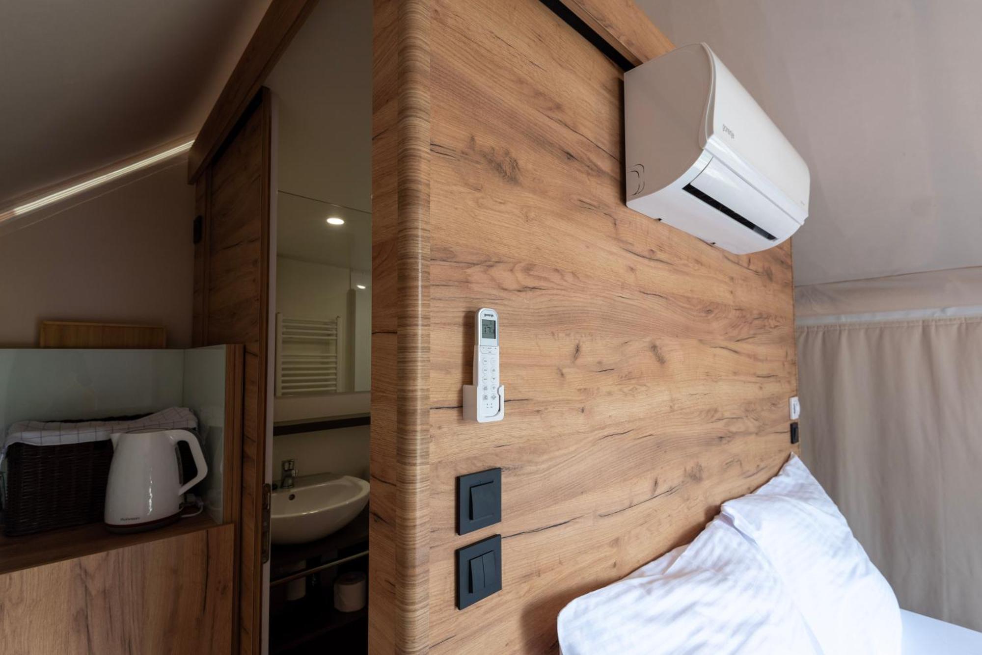 Forrest Glamping Hotel บันสกา ชีอาว์นีซา ภายนอก รูปภาพ