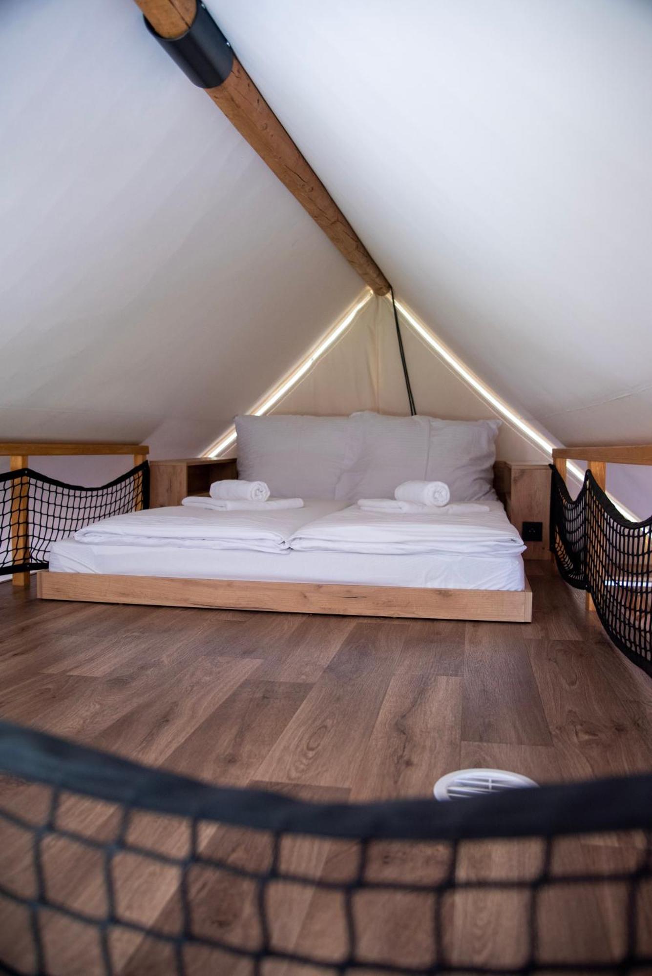 Forrest Glamping Hotel บันสกา ชีอาว์นีซา ภายนอก รูปภาพ