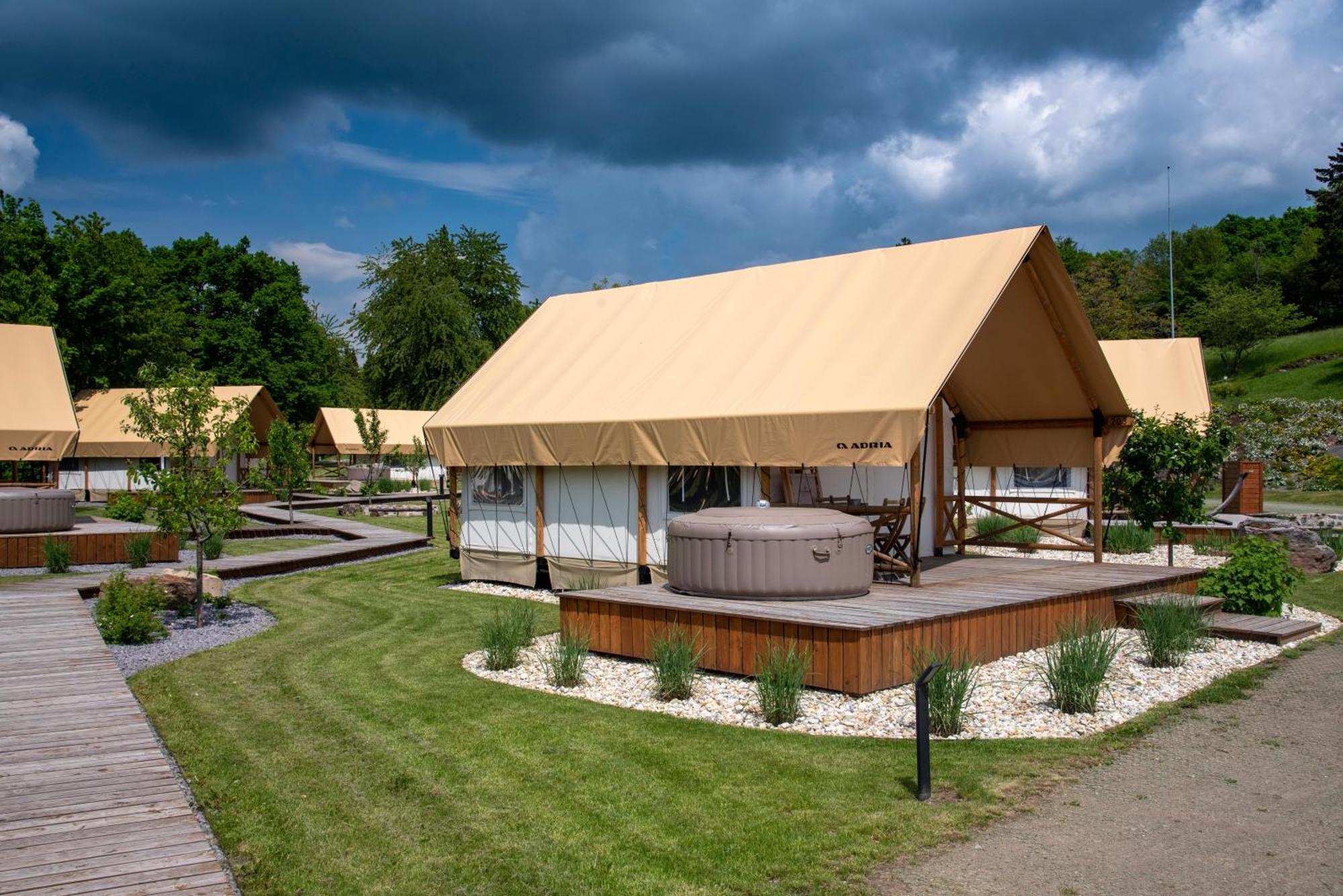 Forrest Glamping Hotel บันสกา ชีอาว์นีซา ภายนอก รูปภาพ
