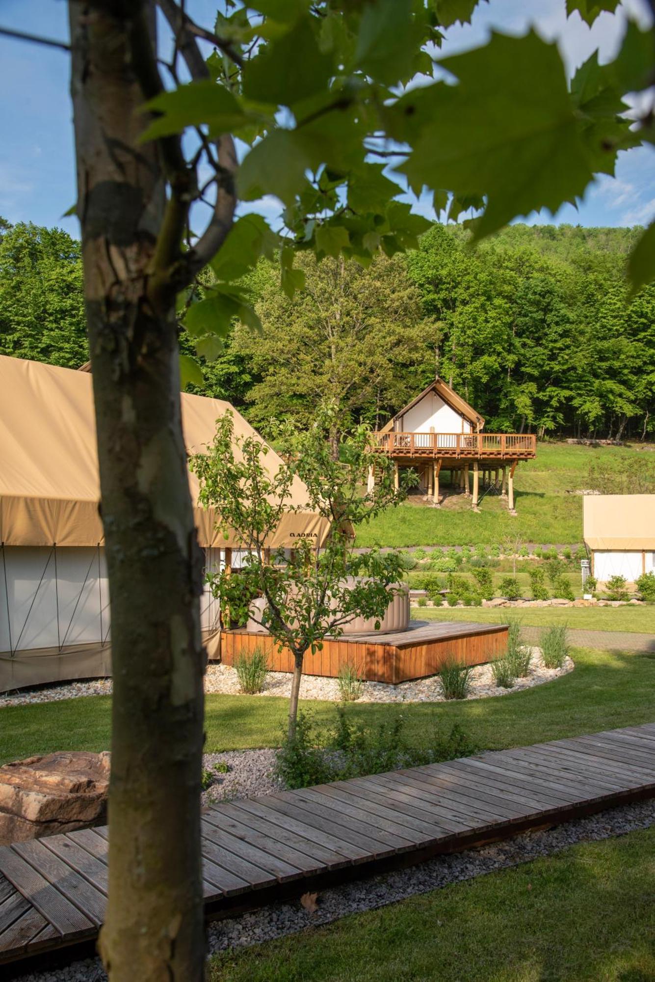 Forrest Glamping Hotel บันสกา ชีอาว์นีซา ภายนอก รูปภาพ
