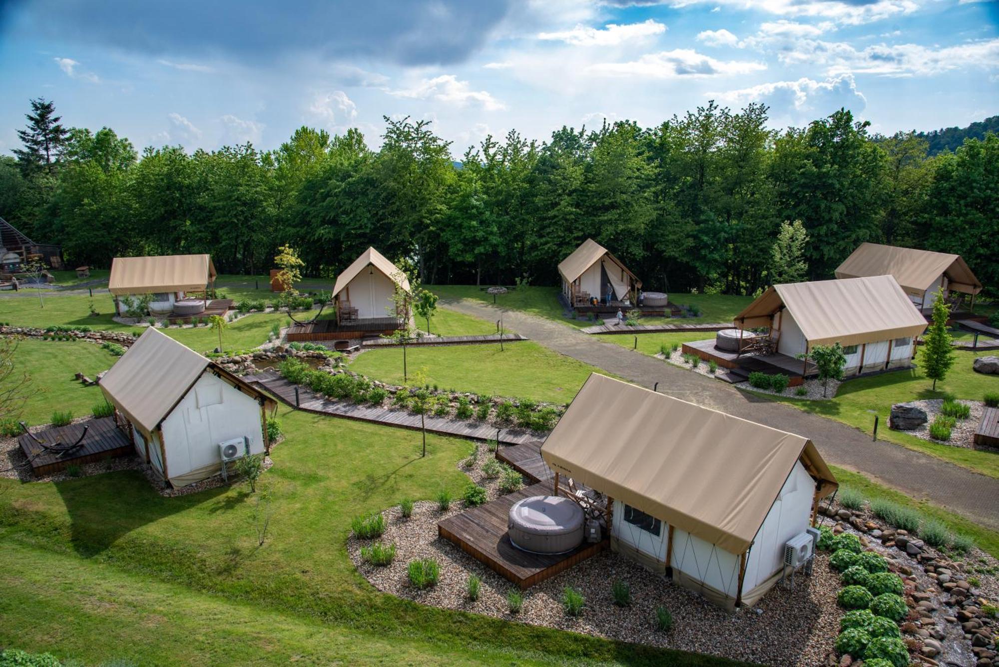 Forrest Glamping Hotel บันสกา ชีอาว์นีซา ภายนอก รูปภาพ