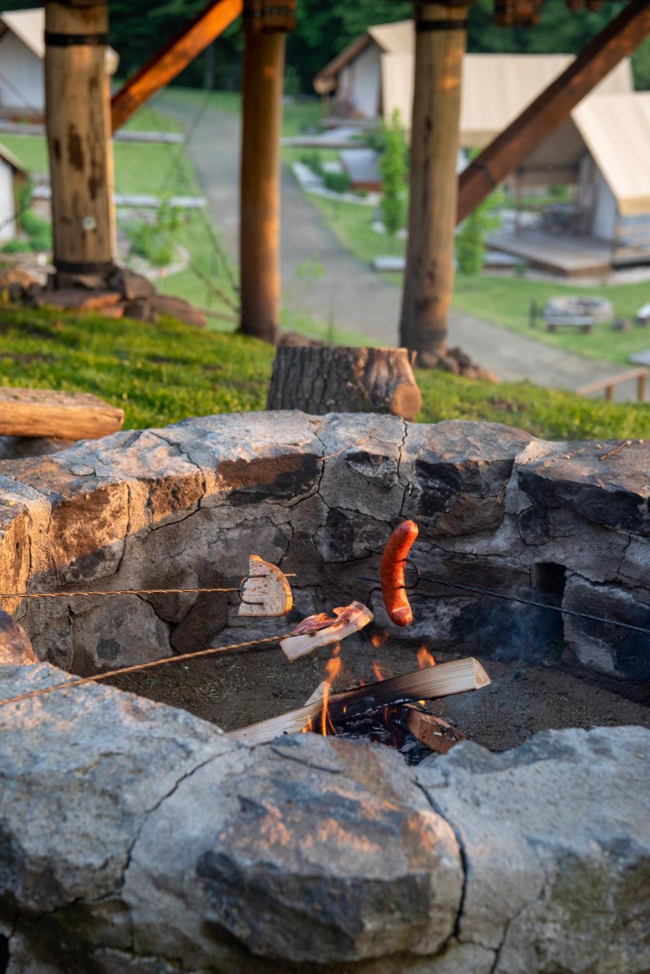 Forrest Glamping Hotel บันสกา ชีอาว์นีซา ภายนอก รูปภาพ