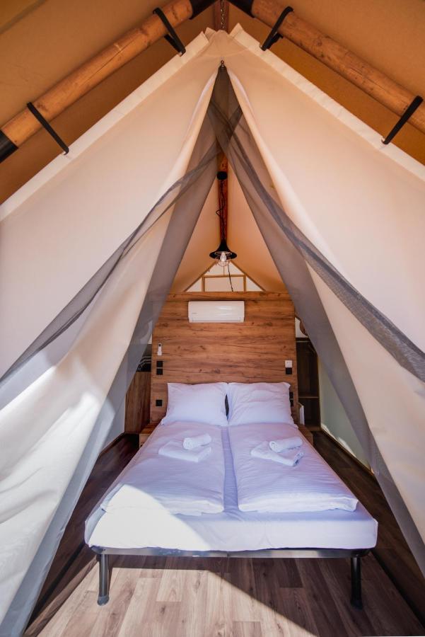 Forrest Glamping Hotel บันสกา ชีอาว์นีซา ภายนอก รูปภาพ